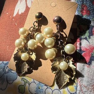 📌4/$20 Vintage Pearl and Leaf Gold Tone Dangle Earrings